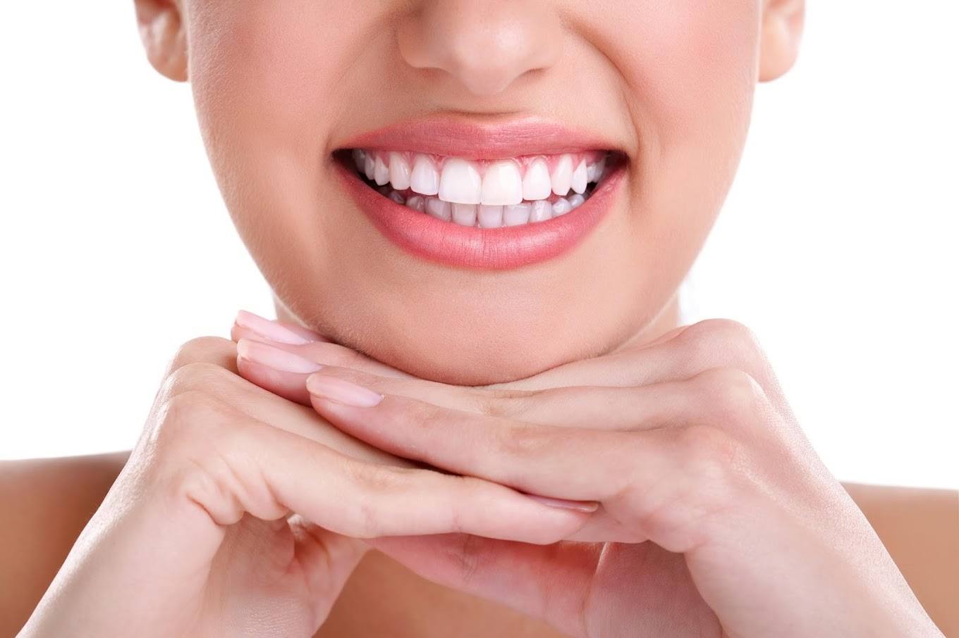 Smiling woman resting her chin on her hands